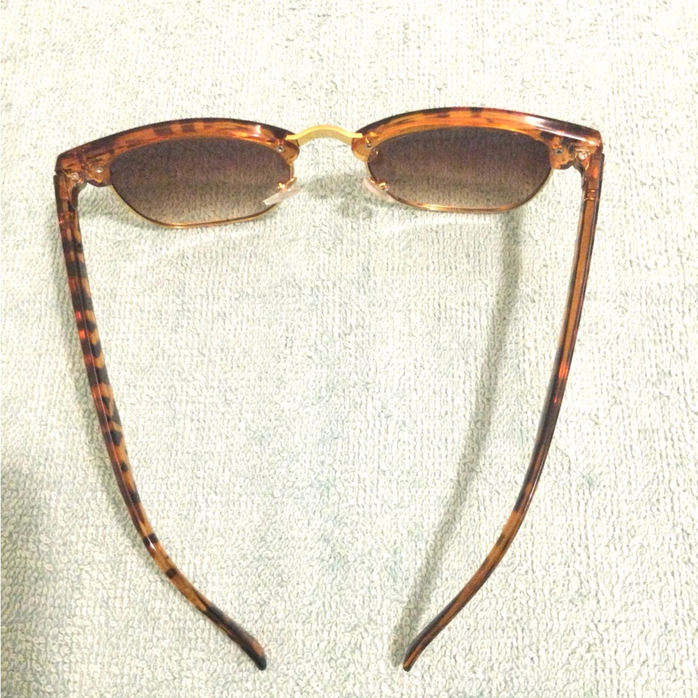 Woman’s Faux Tortoise Shell Sunglasses 🌸 - Picture 5 of 5